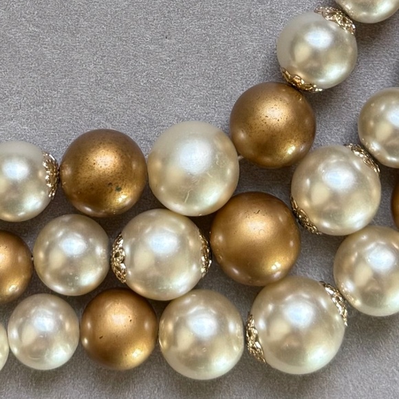 VINTAGE JAPAN Necklace Three Strand Graduated Faux Pearl Ivory Gold 13"-15" - Picture 3 of 10